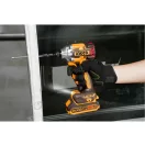 INGCO Akkus ütvecsavarozó 1/4" 285 Nm szénkefe nélküli 20 V (akku és töltő nélkül)